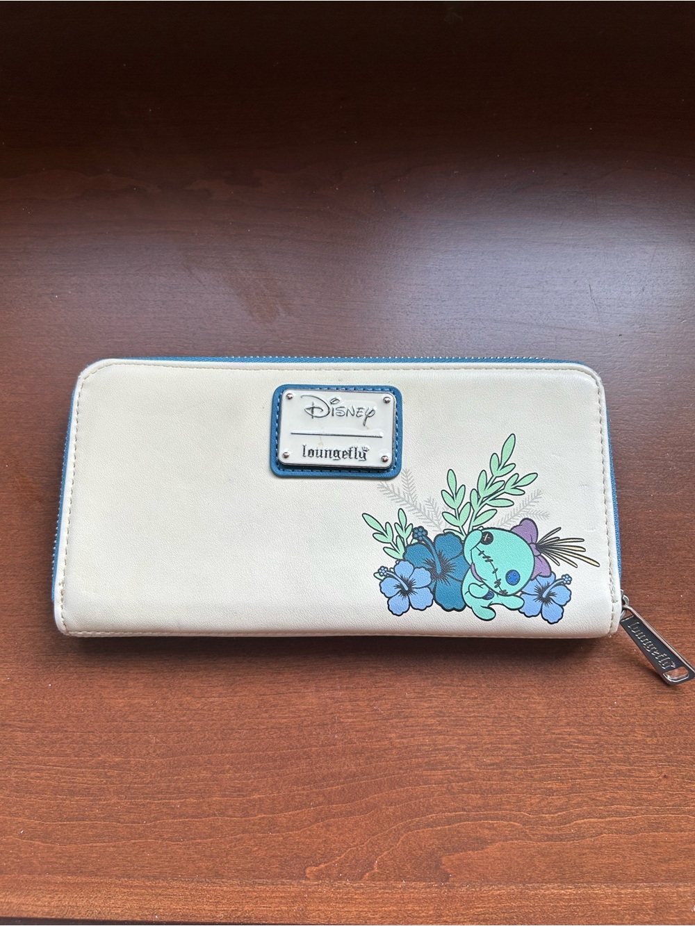 Loungefly x Disney Lilo & Stitch Zip Around Wallet featuring Upside-down Stitch - Picture 2 of 10